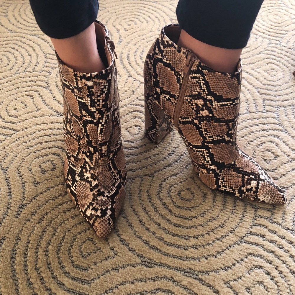 WOMENS SIZE 12 SHOEDAZZLE SNAKE PRINT BOOTIE!
